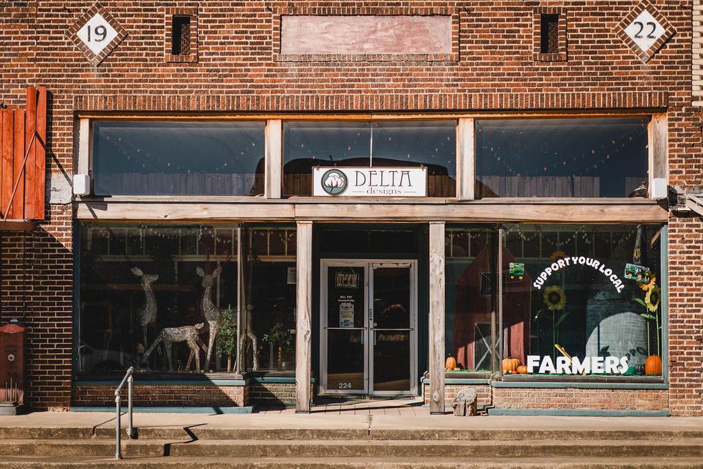 MAIN STREET BUSINESS IN OAK GROVE, LOUISIANA, WEST CARROLL PARISH; SHOPPING BUSINESS; DELTA DESIGNS